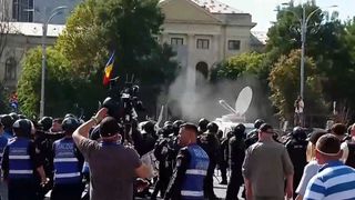 VIDEO Politicienii, infiltrați la protestul ciobanilor din Piața Victoriei