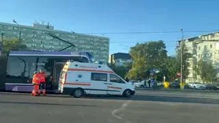 VIDEO Accident &icirc;ntre o ambulanță și un tramvai. Pasagerii au fost dați jos din transportul &icirc;n comun