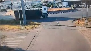VIDEO Momentul &icirc;n care un TIR s-a răsturnat la Timișoara. Șoferul a tras o sperietură soră cu moartea