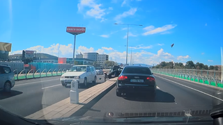 VIDEO Tentativă de sinucidere la Cluj? Un șofer a ieșit din mașină și s-a aruncat direct &icirc;n fața altui autoturism 
