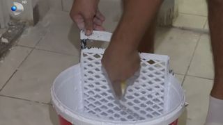 VIDEO Studenții, implicați &icirc;n curățenia de toamnă a căminelor: &bdquo;Am &icirc;nceput prin a șlefui glafurile și acum văruim. E important să fie frumos, să ne simțim ca acasă&rdquo;