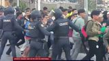 VIDEO Haos &icirc;n Ceuta: Migranții fug spre noul centru de cazare, autoritățile spaniole intervine pentru a controla mulțimea