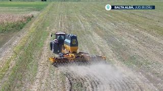 VIDEO &bdquo;Acest utilaj ne scutește și de foarte multe costuri&rdquo;. Tehnologia face recolta bună &icirc;n Buzău