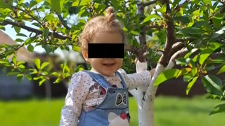VIDEO Fetiță de 3 ani, moartă &icirc;ntr-un accident &icirc;n Ialomița! Copila era pe scuter cu mama sa, care nu s-ar fi asigurat la viraj, moment &icirc;n care au fost lovite de o motocicletă; &bdquo;Păcat, mare păcat că ne ucidem copiii&rdquo;
