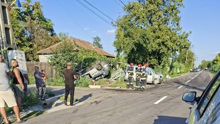 Un brăilean a făcut prăpăd pe șosea. A rănit cinci persoane și s-a răsturnat cu mașina