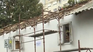 VIDEO La Constanța &icirc;ncepe mutarea bisericii construite ilegal pe trotuar. Se va transporta bucată cu bucată: &rdquo;&Icirc;mi pare rău că o demolează&rdquo;