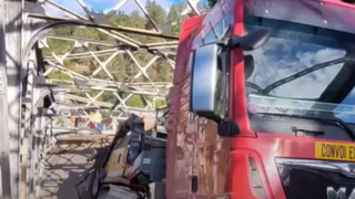 Drum blocat &icirc;ntre Bacău și Miercurea Ciuc, după ce un pod s-a prăbușit. Structusa s-a dăr&acirc;mat sub greutatea unui TIR 