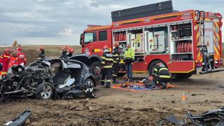 Tragedie &icirc;n Iași, pe drumul dintre Paşcani şi Brăteşti. Doi copii și un adult au murit după ce o mașina şi un camion s-au ciocnit