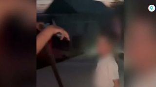 VIDEO Incident șocant &icirc;n curtea unei școli din Olt. Doi copii &icirc;narmați cu cuțite amenință un coleg