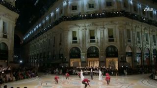 VIDEO Spectacol la Milano. Vedete, artă și controverse la Săptăm&acirc;na Modei 