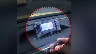 VIDEO &bdquo;Maimuța&rdquo; care &icirc;i &icirc;mbogățește pe taximetriști. Clienții păcăliți plătesc sume enorme