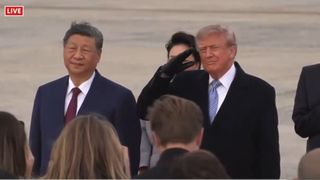 VIDEO Președintele Chinei, Xi Jinping, primit de Trump cu covorul roșu la aeroport