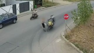 VIDEO Accident &icirc;n Dobroești. O femeie pe trotinetă electrică, lovită de un motociclist &icirc;n timp ce traversa neregulamentar