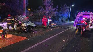 Tragedie &icirc;n Petroșani! Doi tineri de 18 și 20 de ani au murit după ce au intrat cu mașina &icirc;ntr-un st&acirc;lp
