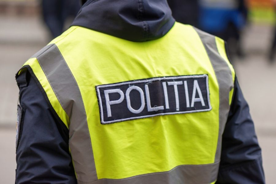 Șofer prins băut la volanul microbuzului școlar. Transporta 20 de copii pe 15 scaune