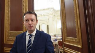 Parlamentul votează astăzi Guvernul Mureșan! Premierul desemnat avertizează că Rom&acirc;nia trebuie să iasă din criza politică și &icirc;l critică pe Nicușor Dan pentru &icirc;nt&acirc;rzierea desemnărilor: &bdquo;Am pierdut timp prețios&rdquo;
