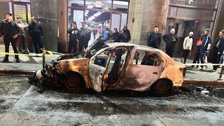 VIDEO Momentul &icirc;n care o mașină a ars ca o torță &icirc;n fața Gării de Nord din București. Autoturismul a explodat