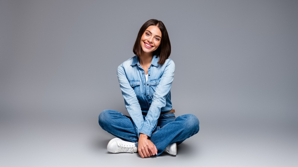 (P) Sneakers albi sau colorați: cum alegi varianta potrivită stilului personal?