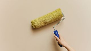 (P) Două straturi, acoperire slabă: amorsa omisă se vede abia după vopsire