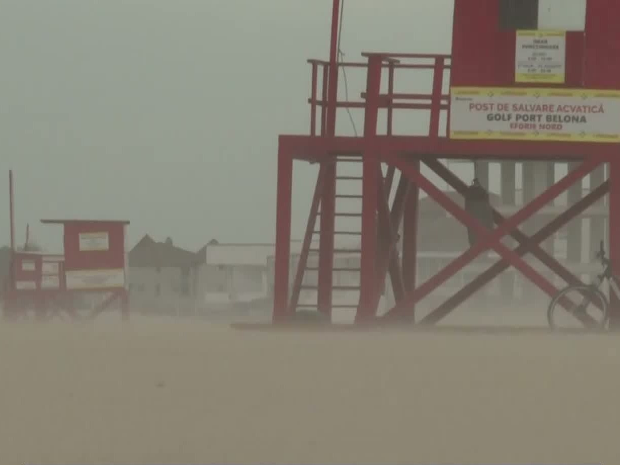 VIDEO Furtuni de nisip spectaculoase pe plaja din Eforie Nord. Avertizări meteo de vânt puternic