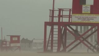 VIDEO Furtuni de nisip spectaculoase pe plaja din Eforie Nord. Avertizări meteo de v&acirc;nt puternic