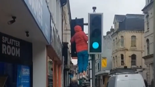 VIDEO Pensionari din Marea Britanie, arestați după ce au distrus un semafor. Motivul este uluitor 