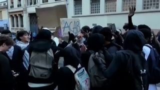 VIDEO Protestele elevilor din Franța se intensifică. Sute de liceeni ies &icirc;n stradă