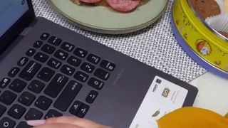 VIDEO Internetul și rețelele sociale, factorii care perturbă obiceiurile alimentare ale tinerilor. Avertismentul specialiștilor 