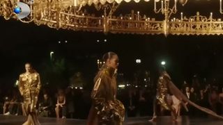 VIDEO Lux și strălucire pe podiumurile din Paris. Se prezintă colecțiile primăvară-vară 2027