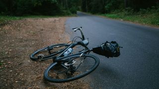 Copil mort după ce a căzut de pe bicicletă. Băiatul de 11 ani s-a stins pe o stradă din Alba 