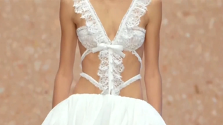 VIDEO Ce se poartă &icirc;n sezonul Primăvară-Vară 2027? Show cu haine puține la Paris Fashion Week