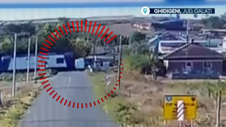 VIDEO Momentul &icirc;n care autoutilitara este spulberată de tren, la Galați! Șoferița era &icirc;ncepătoare. Ea și cei trei pasageri, printre care și o fetiță de 7 ani, au murit pe loc