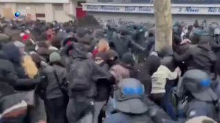 VIDEO Proteste violente &icirc;n Franța: Școli &icirc;ncenchiate, profesori răniți și sute de rețineri. Ce solicitări au elevii