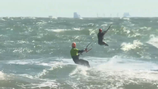 VIDEO Spectacol de kitesurfing la Constanța: 20 de sportivi se &icirc;ntrec &icirc;n salturi spectaculoase peste valurile mării