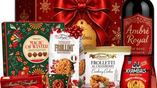 Coșuri cadou Crăciun cu vin roșu premium, praline și biscuiți italieni. 