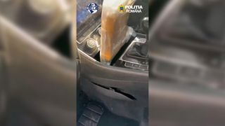 VIDEO Arestat pe A1, după ce i-a fost găsit un kilogram de cocaină &icirc;n mașină. Șoferul de 35 de ani ascunsese stupefiantele &icirc;ntr-un compartiment special