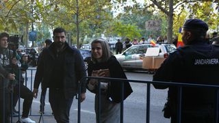 Cristela Georgescu, audiată &icirc;n calitate de martor &icirc;n dosarul soțului său. Călin Georgescu a fost scos din arest și transportat la sediul DIICOT pentru percheziții informatice