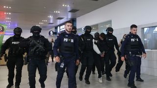 Vlad Bălțățeanu a fost adus &icirc;n Rom&acirc;nia! Bărbatul este acuzat că a ucis-o pe Valentina, t&acirc;năra de 28 de ani găsită &icirc;ntr-o valiză pe r&acirc;ul Olt