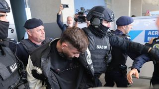 Vlad Bălțățeanu a fost adus &icirc;n Rom&acirc;nia! Bărbatul este acuzat că a ucis-o pe Valentina, t&acirc;năra de 28 de ani găsită &icirc;ntr-o valiză pe r&acirc;ul Olt