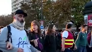 VIDEO Proteste masive &icirc;n Franța. Sute de licee blocate și ciocniri violente cu poliția