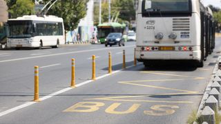 Se modifică Codul Rutier. Mai mulți conducători auto primesc acces pe benzile speciale de autobuze 