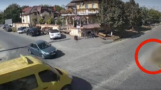  Doi copii și un adult au fost răniți, după ce un șofer nu a acordat prioritate. Unul dintre minori, acroșat pe marginea drumului de microbuzul școlar