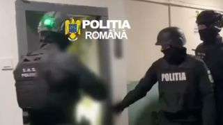 VIDEO Turiști străini, &icirc;mbătați și lăsați fără bani &icirc;n Centrul Vechi