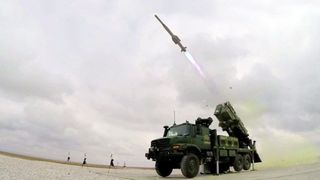 Rebelii Houthi au bombardat aeroporturile din Arabia Saudită