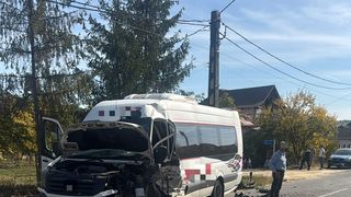 Planul roșu de intervenție, activat &icirc;n V&acirc;lcea! Mai multe victime, după un accident produs &icirc;ntre un microbuz și un autoturism