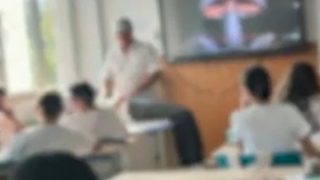 Scandal la un liceu din Urlați. Profesor de muzică acuzat că-și punea elevele să se intindă pe catedră 