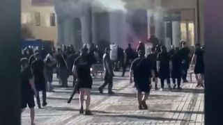 VIDEO Dezastru &icirc;n Sibiu. Fanii Steaua și Poli Timișoara au provocat haos &icirc;n centrul orașului