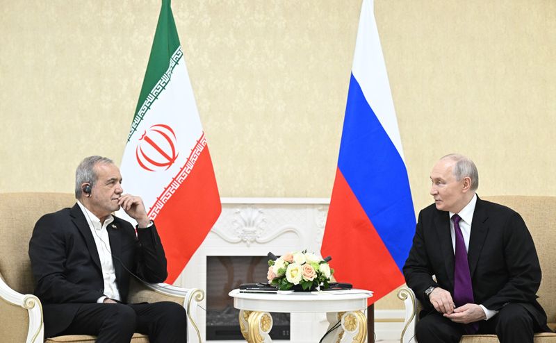 Vladimir Putin, alături de președintele Iranului