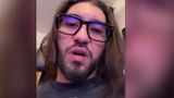 VIDEO Scandal pe scenă. Ian, artistul care a urinat &icirc;n timpul unui concert, cere scuze public