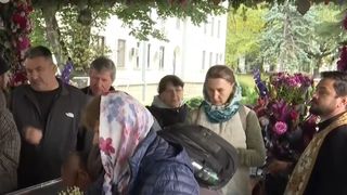 VIDEO Rugăciuni pentru suflet și pentru bani la racla Sfintei Parascheva